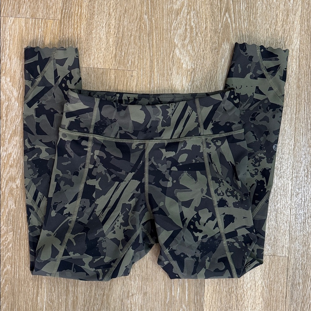 Lululemon Tight Stuff Scalloped Hem Army Fatigue Green Black Camo Leggings sz 6 - Picture 11 of 13